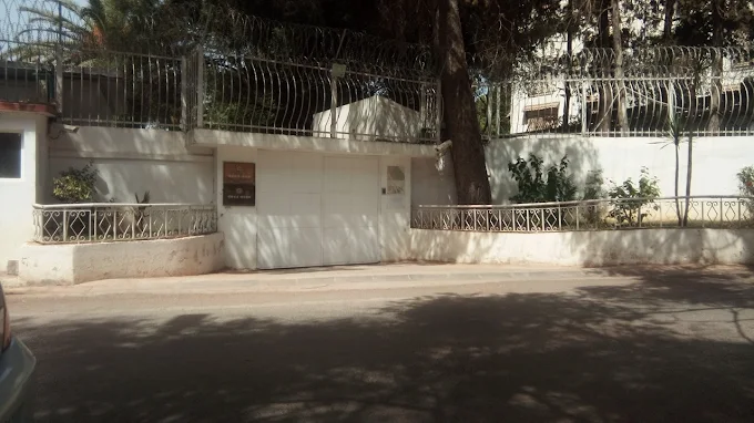 صورة لواجهة ومدخل سفارة كوريا الجنوبية في الجزائر، تظهر البوابة البيضاء والسور الخارجي للمبنى حيث يتم إيداع ملفات فيزا كوريا للجزائريين.