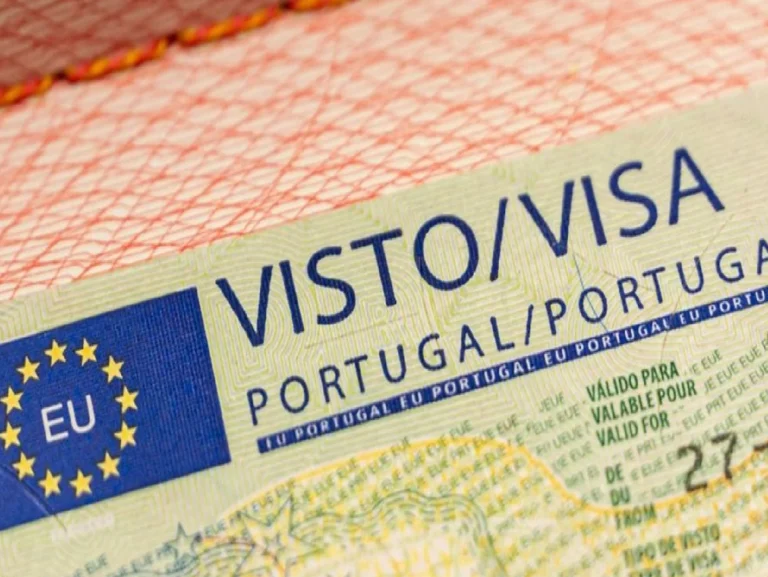 صورة مقربة لملصق تأشيرة شنغن البرتغال الرسمي داخل جواز سفر، تظهر كلمة VISTO/VISA وشعار الاتحاد الأوروبي.