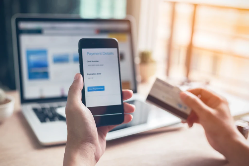 صورة توضيحية لخطوات دفع سعر فيزا كندا للجزائريين عبر الإنترنت باستخدام بطاقة ائتمانية على بوابة الهجرة الكندية الرسمية (IRCC)