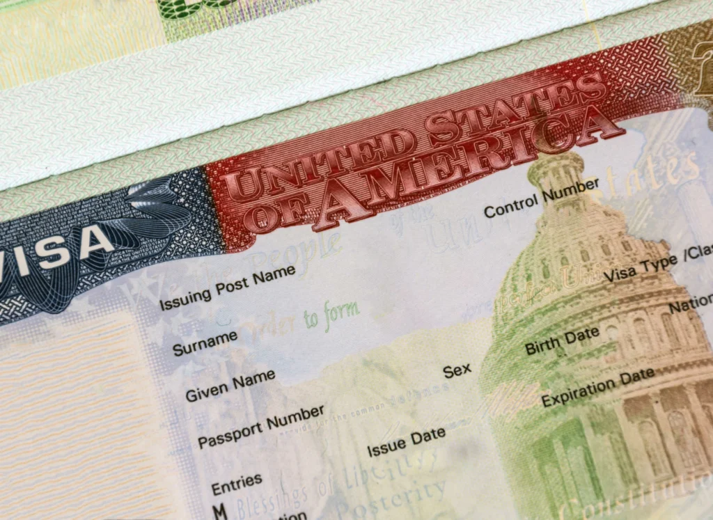 صورة مقربة لتأشيرة دخول الولايات المتحدة الأمريكية (USA Visa Sticker) مع تفاصيل مثل نوع التأشيرة ورقم جواز السفر وتواريخ الإصدار والانتهاء لموضوع فيزا امريكا للسعوديين