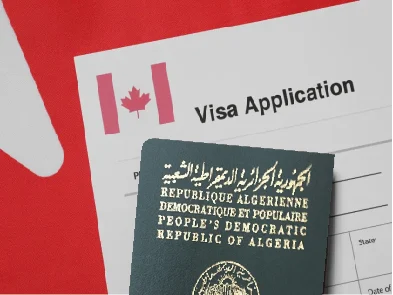 جواز سفر جزائري موضوع فوق استمارة طلب تأشيرة كندا، مع ظهور العلم الكندي في الخلفية، كصورة تعبيرية عن متطلبات فيزا كندا للجزائريين.