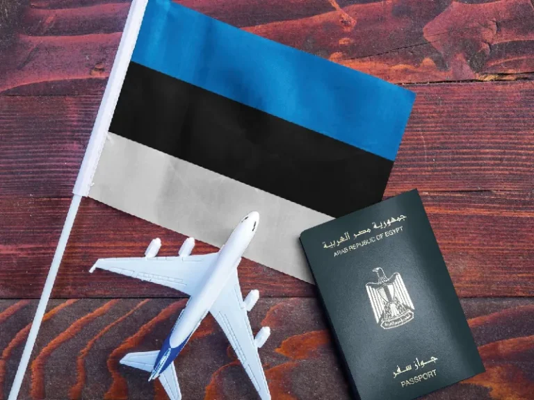 صورة لجواز سفر مصري بجانب علم إستونيا ونموذج طائرة صغير، كرمز لموضوع فيزا استونيا للمصريين.