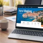 حاسوب محمول يعرض صفحة حجز فندقي (Hotel Booking) يُستخدم للحصول على حجز فندقي مؤكد للتأشيرة عبر الإنترنت.