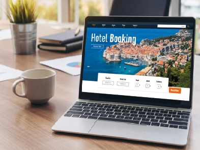 حاسوب محمول يعرض صفحة حجز فندقي (Hotel Booking) يُستخدم للحصول على حجز فندقي مؤكد للتأشيرة عبر الإنترنت.