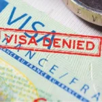 ختم VISA DENIED (رفض التأشيرة) على مستند تأشيرة شنغن فرنسا، يُوضح الحاجة إلى الطعن في رفض فيزا فرنسا.
