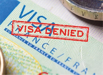 ختم VISA DENIED (رفض التأشيرة) على مستند تأشيرة شنغن فرنسا، يُوضح الحاجة إلى الطعن في رفض فيزا فرنسا.