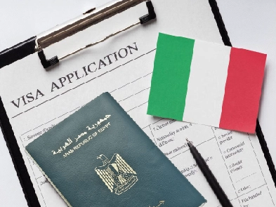 جواز سفر جمهورية مصر العربية مع علم إيطاليا واستمارة طلب تأشيرة (فيزا شنغن إيطاليا للمصريين 2025)