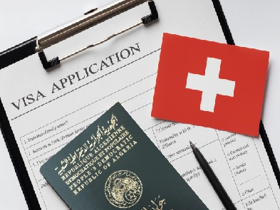 جواز سفر جزائري على استمارة طلب تأشيرة (فيزا) وعلم سويسرا، يرمز لعملية التقديم على فيزا سويسرا للجزائريين عبر مركز VFS Global.
