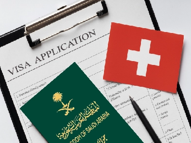 جواز سفر سعودي على استمارة طلب فيزا شنغن سويسرا وعلم سويسرا، يرمز لعملية التقديم على فيزا سويسرا للسعوديين 2025.