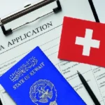 نموذج طلب فيزا سويسرا مع جواز سفر دولة الكويت والعلم السويسري. الصورة توضح عملية تقديم فيزا شنغن من الكويت.