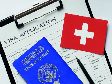 نموذج طلب فيزا سويسرا مع جواز سفر دولة الكويت والعلم السويسري. الصورة توضح عملية تقديم فيزا شنغن من الكويت.