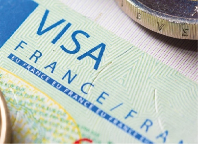 ملصق تأشيرة شنغن فرنسا (VISA FRANCE EU SCHENGEN) يُظهر العملة الأوروبية في الخلفية.