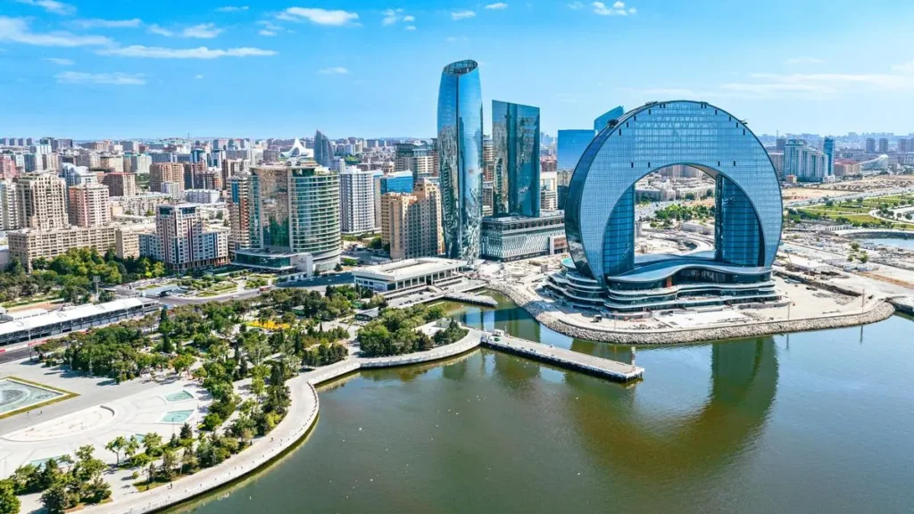 لقطة جوية بانورامية لمدينة باكو الحديثة (أذربيجان) تظهر الأبراج وناطحات السحاب ذات التصميم المميز على شاطئ بحر قزوين.