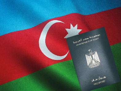 جواز سفر جمهورية مصر العربية على خلفية علم أذربيجان، يمثل متطلبات تأشيرة أذربيجان للمصريين وضرورة التقديم للسفارة.