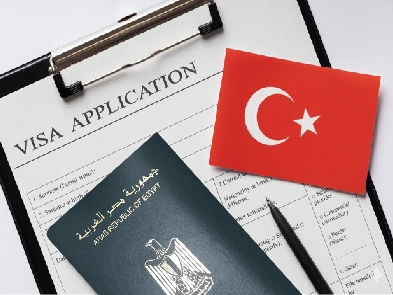 جواز سفر مصري وعلم تركيا على استمارة تأشيرة تركيا للمصريين : الوثائق المطلوبة.