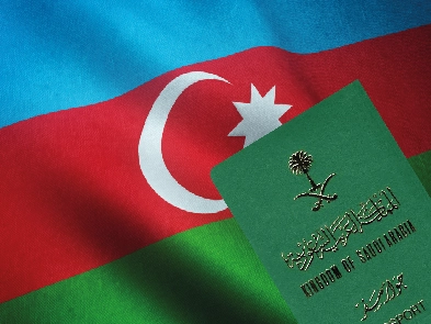 علم أذربيجان مع جواز سفر سعودي لمقالة فيزا أذربيجان للسعودين