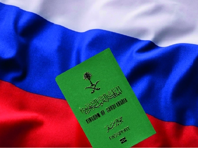 جواز سفر سعودي مفتوح يعرض تأشيرة دخول روسيا في الخلفية، يرمز لشروط فيزا روسيا للسعوديين والإجراءات المطلوبة.