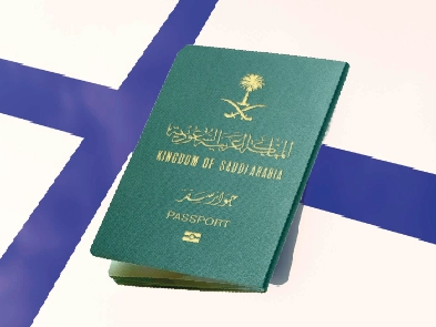 فيزا فنلندا للسعوديين: جواز سفر سعودي وعلم فنلندا، أسهل فيزا شنغن من السعودية 2025.