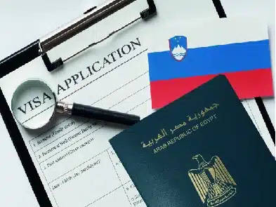 فيزا سلوفينيا للمصريين – جواز سفر مصري ونموذج طلب تأشيرة شنغن مع علم سلوفينيا
